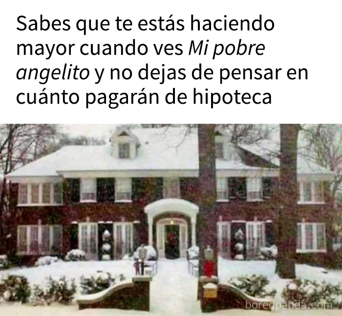 Casa nevada con texto humorístico sobre la hipoteca en Memes de Navidad divertidos que capturan el ambiente festivo.