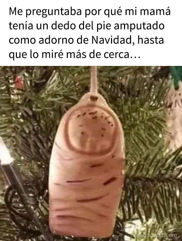 Adorno navideño con forma de dedo amputado colgado en árbol, humor de memes navideños divertidos de árboles.