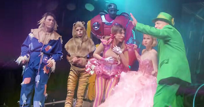 Una función de El mago de Oz indigna al público y provoca que cientos de espectadores abandonen la sala