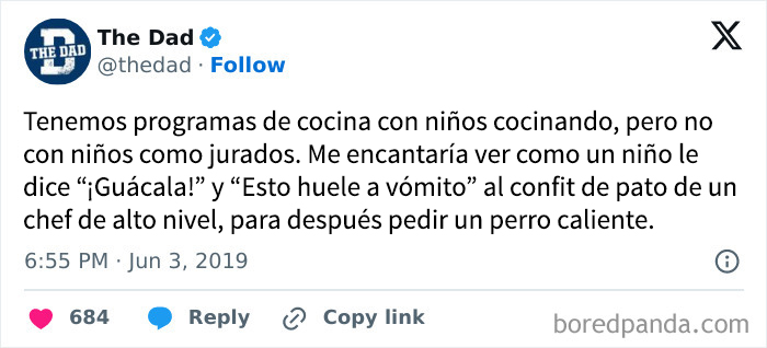 Tuit cómico sobre niños juzgando comida en programas de cocina, ejemplo divertido de memes de crianza.