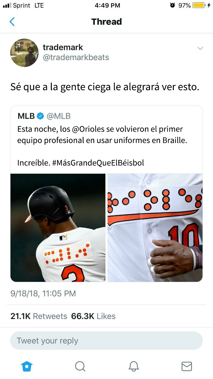 Jugador de béisbol con uniforme que incluye letras en braille, encontrado como objeto inútil y divertido por personas.