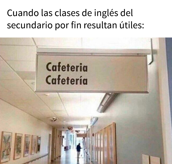 Letrero divertido con la palabra cafetería escrita dos veces, ejemplo de cosas inútiles que sorprenden y hacen reír.