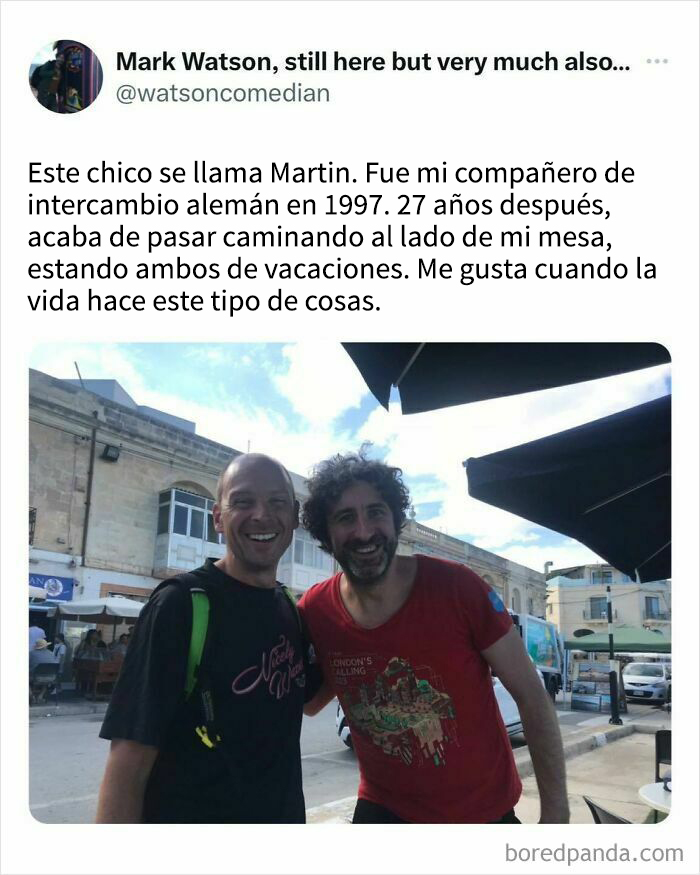 Dos hombres sonrientes se reúnen por casualidad años después, capturando un momento de memes cálidos y reconfortantes.