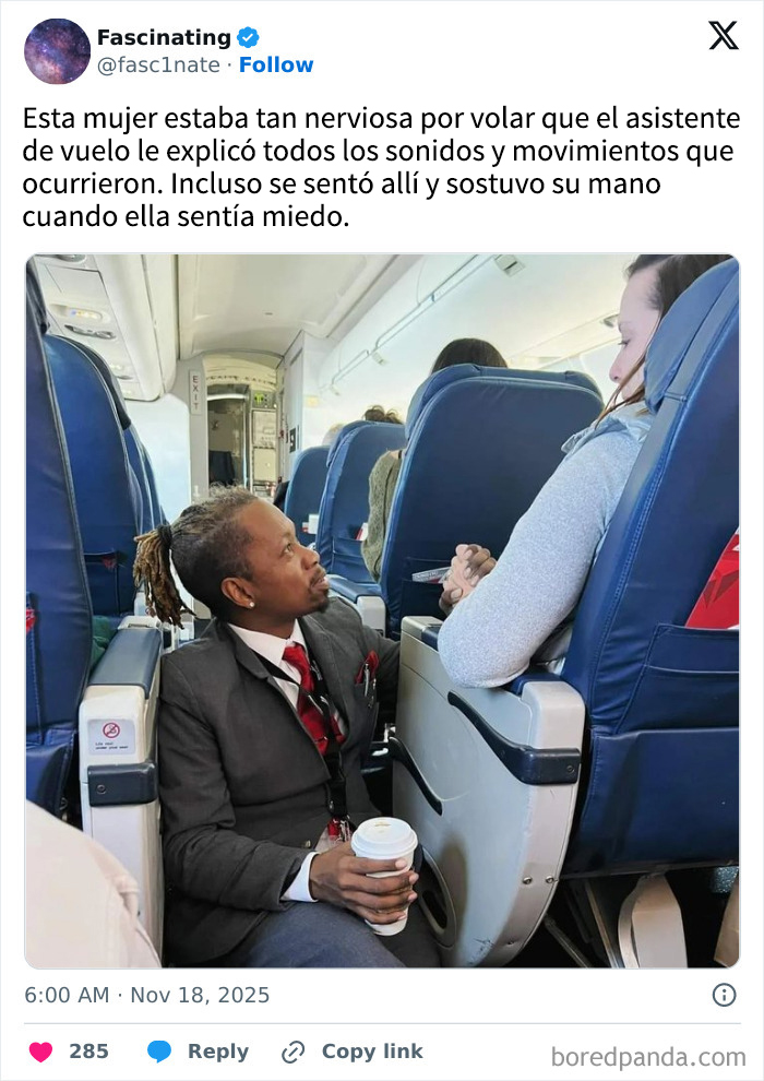 Empleado de vuelo sostiene la mano de una pasajera nerviosa mientras explican sonidos del avión, mostrando memes reconfortantes.