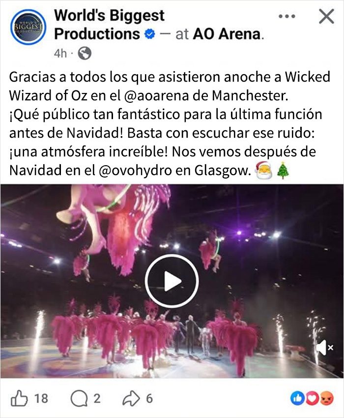 Espectáculo de El mago de Oz en teatro con bailarines en vestuarios rosas y luces sobre el escenario. Espectáculo de El mago de Oz en teatro con bailarines en vestuarios rosas y luces sobre el escenario.