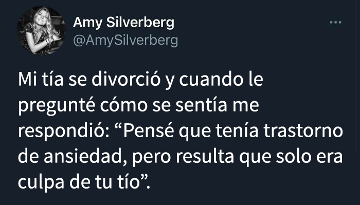 Tuit con humor afilado de mujer cerrando a hombre, destacando la ironía sobre ansiedad y divorcio en redes sociales.