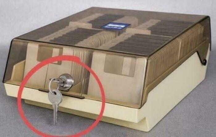 Pinchos para maíz amarillos vintage, objetos que ya no existen y transportan al pasado al instante.