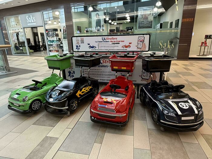 Captura de pantalla de un tuit denunciando spray de pimienta en un bebé, reflejando una sociedad distópica extraña.