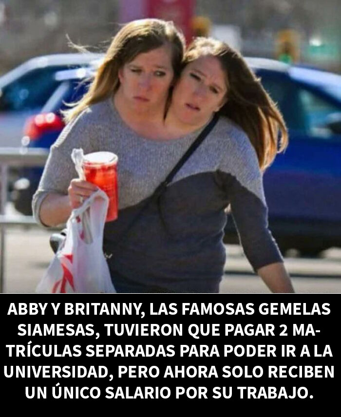 Gemelas siamesas caminando en una ciudad, mostrando una imagen extraña que ejemplifica una distopía moderna.