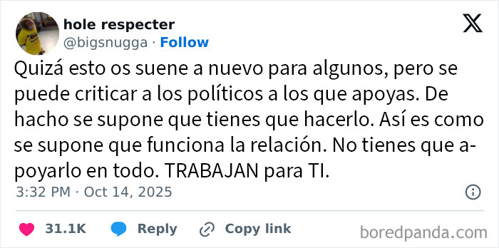 Texto de un tuit sobre la crítica a políticos en el contexto del estado distópico actual del mundo.