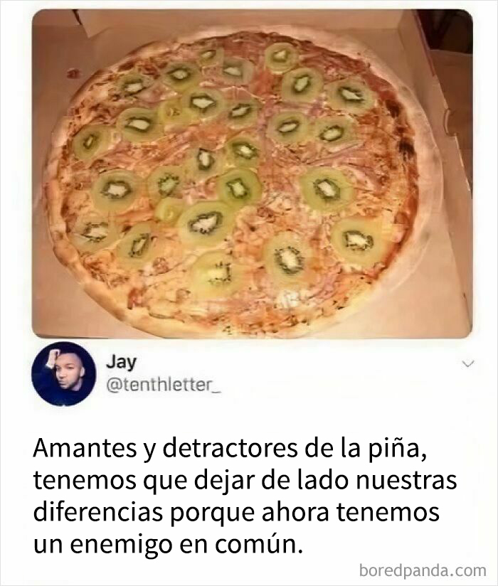 Pizza con rodajas de kiwi en caja para llevar, acompañada de meme de comida humorística sobre preferencias de piña en pizza.
