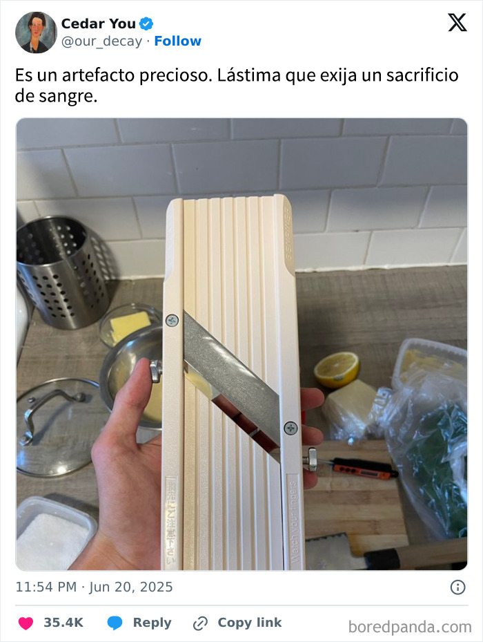 Mano sosteniendo un cortador de verduras con cuchilla afilada en cocina, meme divertido sobre comida deliciosa.