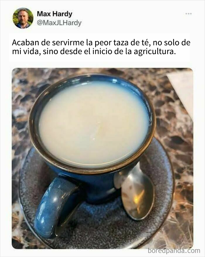 Taza de té con apariencia extraña en meme divertido sobre comida, ilustrando humor y memes deliciosos.