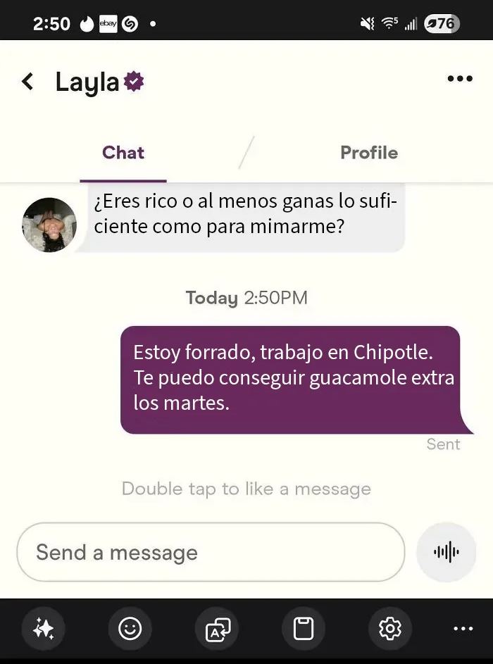 Conversación en línea donde una chica muestra comportamiento engañoso, recibiendo una realidad sobre sus expectativas.