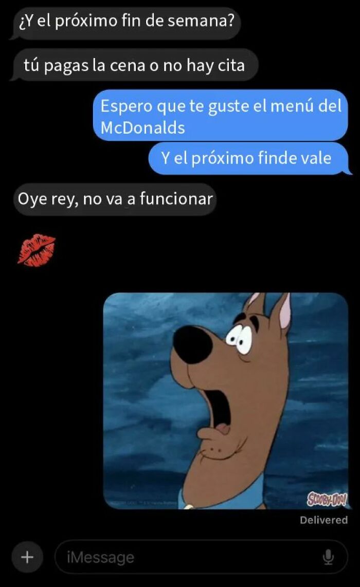 Chat mostrando comportamiento delirante y realidad dura en línea con imagen de Scooby-Doo sorprendido.