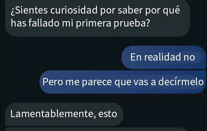 Captura de pantalla de conversación en línea mostrando comportamiento iluso de chicas con realidad comprobada.