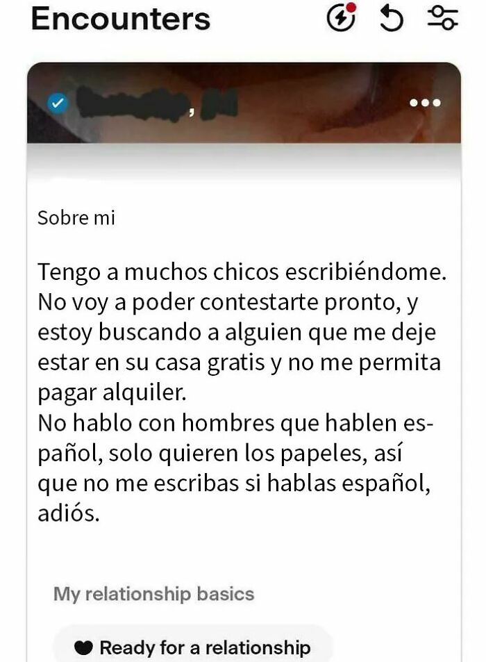 Perfil de citas de una chica con comportamiento delirante y actitudes polémicas que recibe mensajes de muchos chicos.