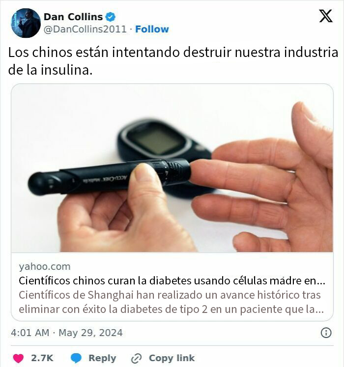 Manos usando glucómetro para medir glucosa en sangre, ilustrando tema de industria de insulina y distopía actual.