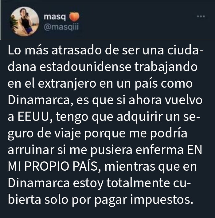 Tuit que refleja la extraña realidad distópica actual sobre seguros de viaje y sistema de salud comparado con Dinamarca.
