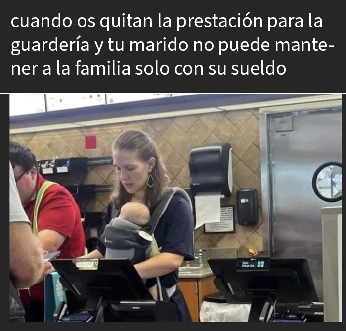 Mujer con bebé trabajando en caja, reflejando una extraña distopía y los desafíos económicos familiares actuales.
