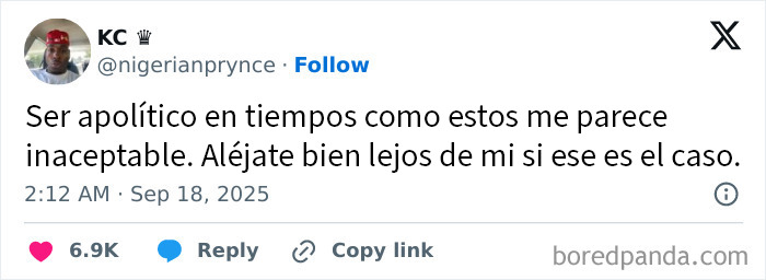 Tuit que critica el antiintelectualismo disfrazado de patriotismo, reflejando un estado distópico actual del mundo.