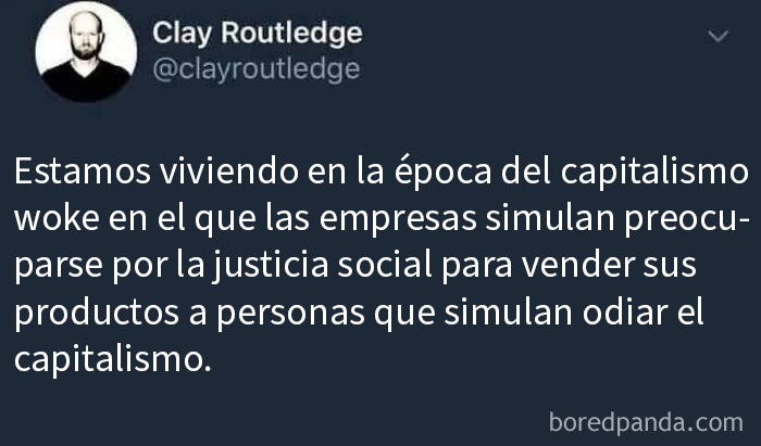 Publicación en Twitter de Clay Routledge sobre capitalismo woke y justicia social, reflejando la distopía actual según posts perturbadores.