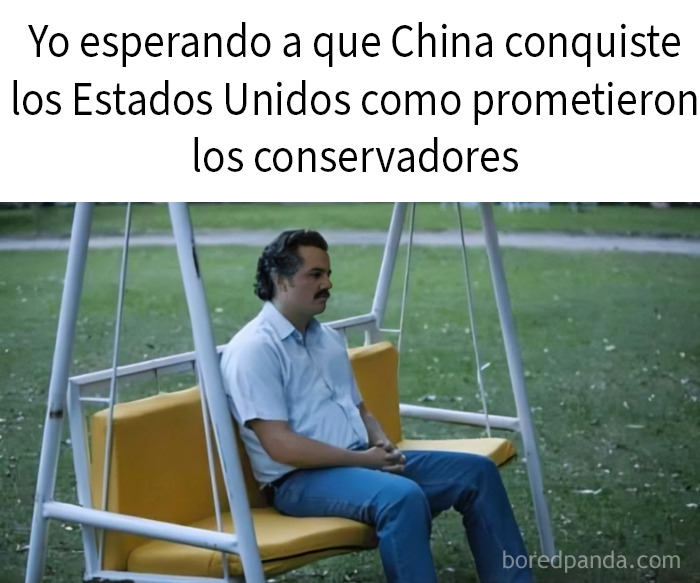 Mujer con casco rojo operando maquinaria pesada, representando la dura realidad distópica actual del mundo.