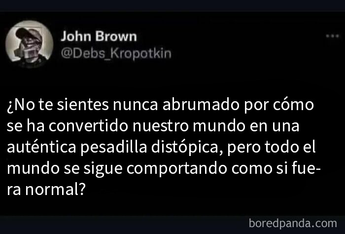 Tweet que reflexiona sobre vivir en una distopía real y cómo la gente actúa como si fuera normal en el mundo actual.