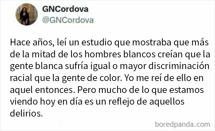 Comentario en redes sobre discriminación racial reflejando el estado distópico del mundo actual y sus creencias erróneas.