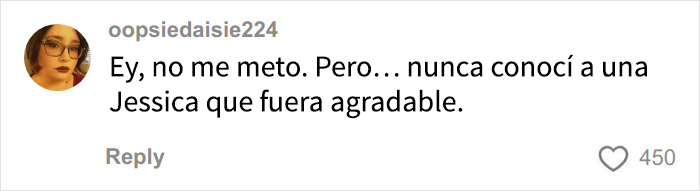 Usuario con lentes y maquillaje respondiendo a comentario sobre mujeres millennial groseras en redes sociales.