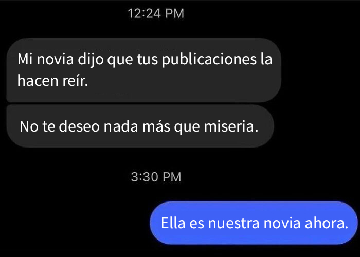 Pantalla de chat con textos divertidos que muestran bromas en mensajes para reír juntos, humor en conversaciones.