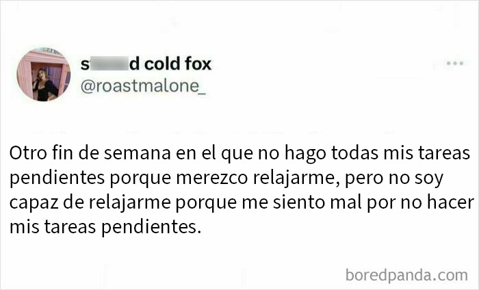 Publicación humorística sobre usar el humor como mecanismo de afrontamiento para manejar el estrés y la procrastinación.