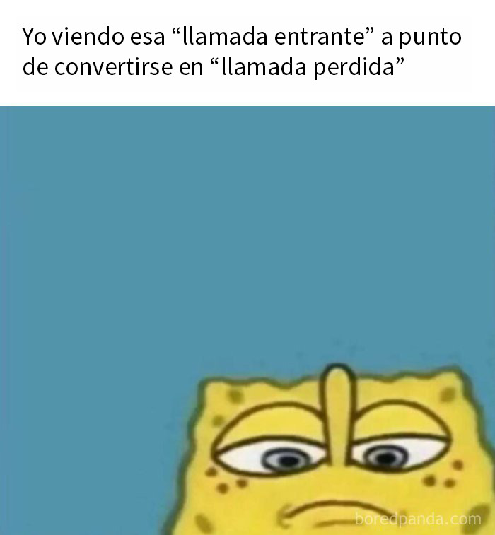 Niño con expresión seria sentado en sofá, ilustrando posts divertidos para personas que usan el humor como mecanismo de afrontamiento.