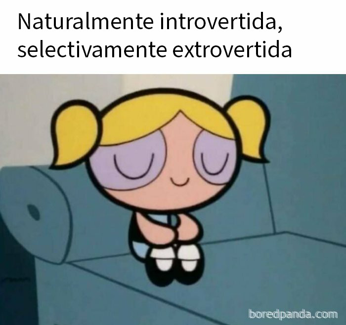 Personaje animado con humor coping mechanism, mostrando introversión natural y extroversión selectiva sentado en sofá.