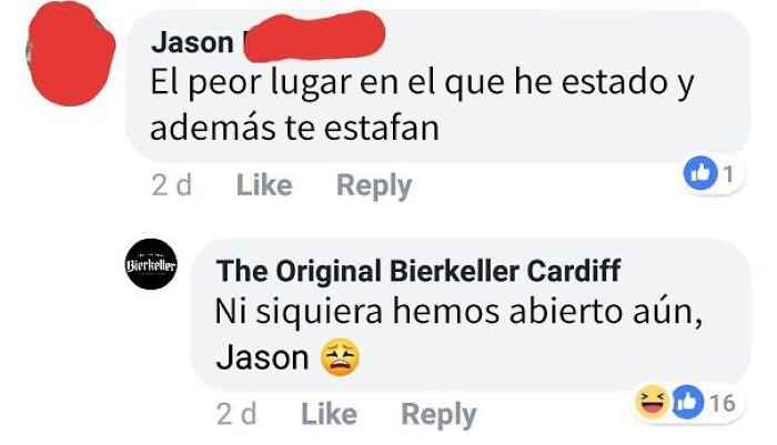 Comentario negativo de cliente intentando sabotear negocio pero recibe respuesta contundente de la empresa en redes sociales.