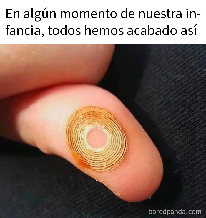 Niños caminando a la escuela bajo la nieve, imagen que transporta al pasado de cosas que ya no existen.