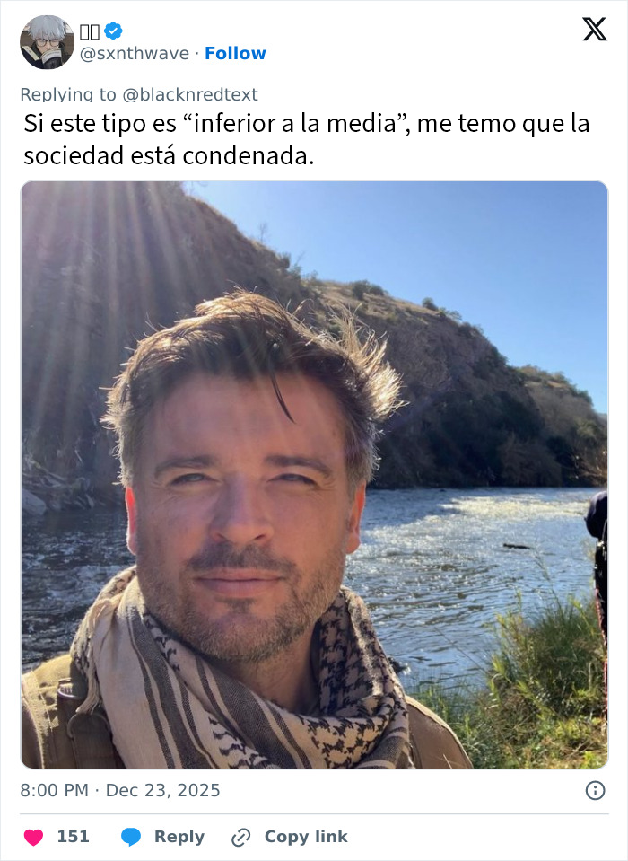 Hombre de 48 a&ntilde;os al aire libre junto a r&iacute;o y colinas, gal&aacute;n adolescente de los 2000 troleado por su apariencia actual