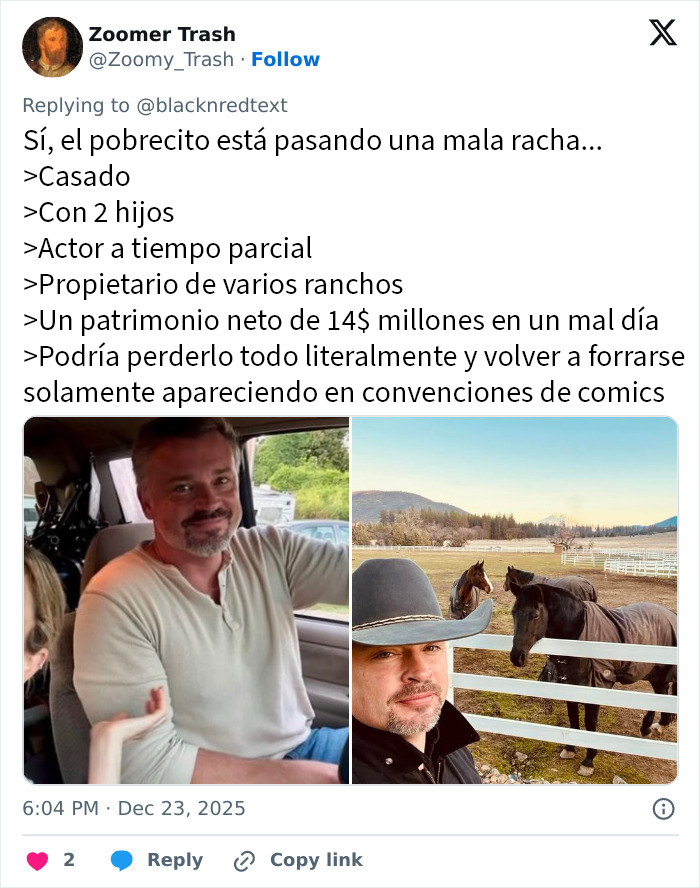 Hombre de 48 a&ntilde;os, gal&aacute;n adolescente de los 2000, posando en carro y con sombrero cerca de caballos en rancho.