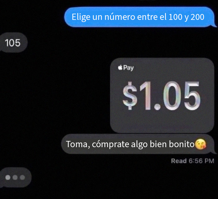 Hombre con camiseta blanca y tatuajes, mensaje de texto divertido que tomó un giro inesperado en conversación casual.