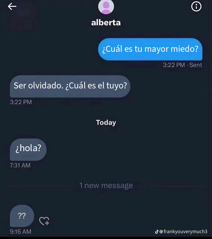 Captura de pantalla de mensajes de texto divertidos con giros inesperados en una conversación de coqueteo confusa.