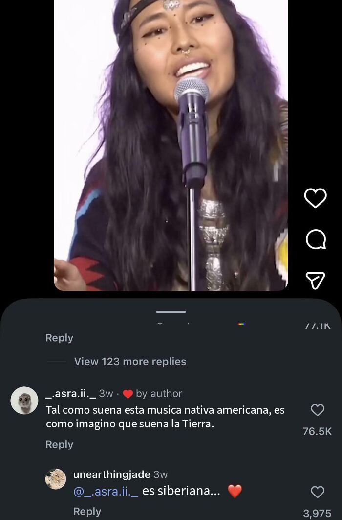 Mujer cantando con micrófono en mano, ilustrando comentarios ignorantes de americanos para un suave roasting europeo.