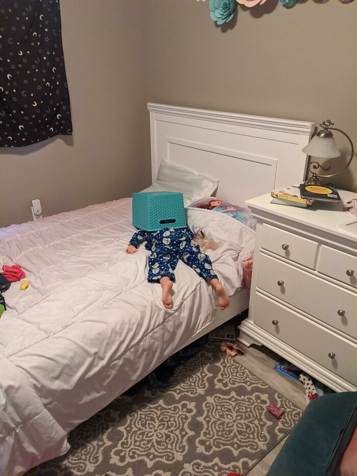 Niña de 5 años reorganiza cabello y hace comentarios inesperados que sorprenden y divierten a adultos, mostrando fallos infantiles.