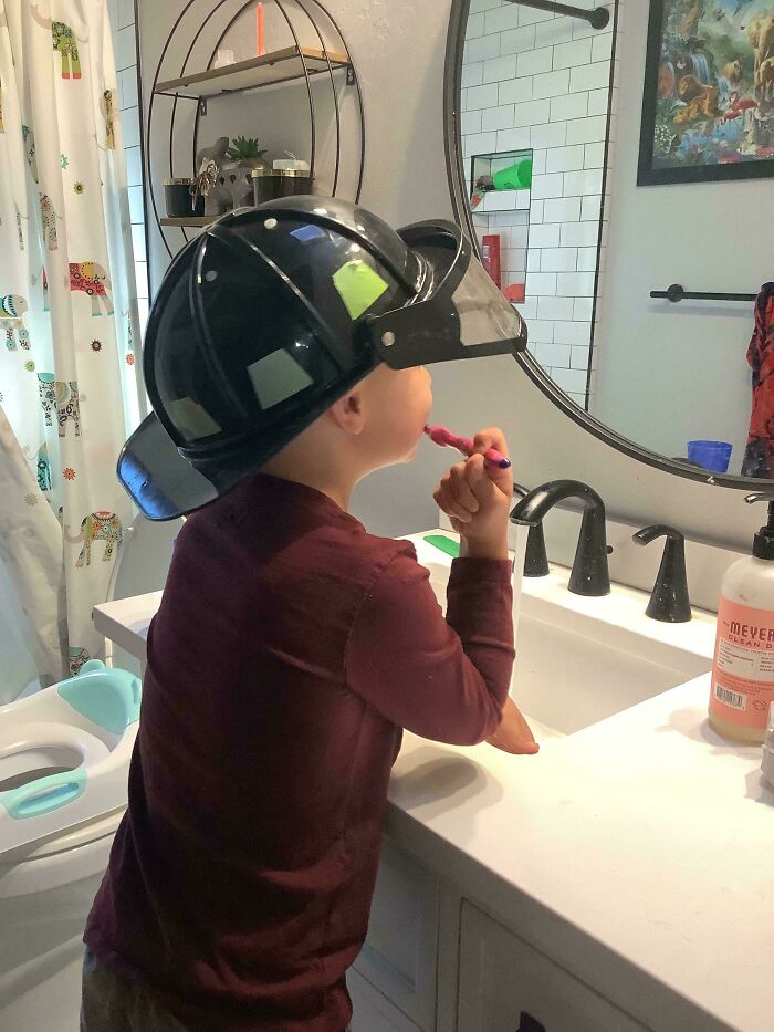 Texto alternativo en español: Tweet divertido que muestra un fallo infantil inesperado que hizo reír a adultos en internet.