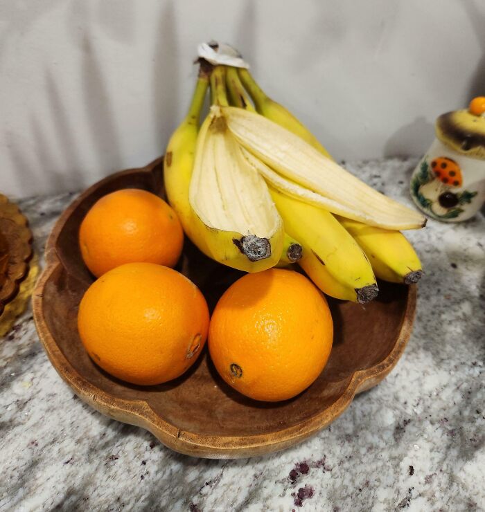 Calabaza tallada con gorro y vaso de café Starbucks, uno de los divertidos kid fails que hacen reír a los adultos.