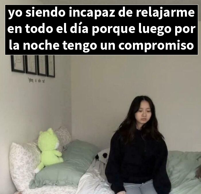 Joven sentada en cama luciendo preocupada en una captura divertida de momentos que no deberían ser tan graciosos.