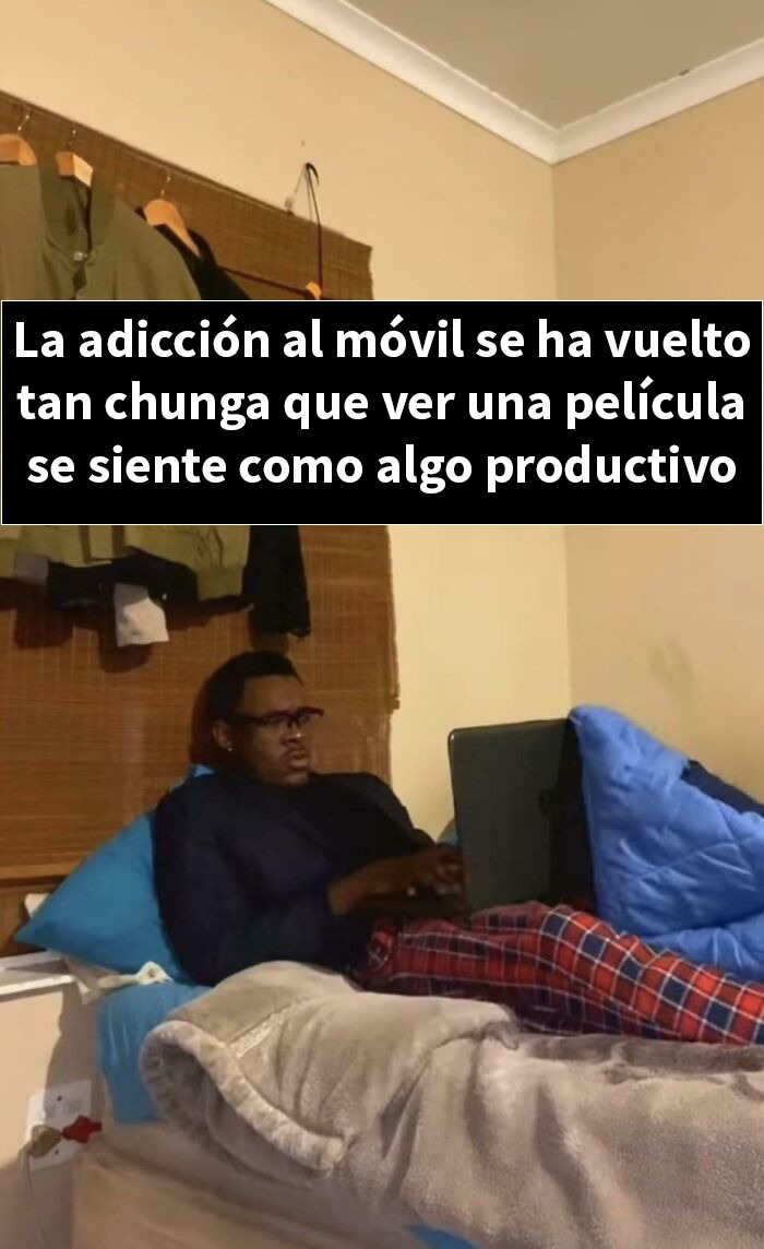 Hombre sentado en cama con laptop mostrando adicción al teléfono y sensación de ser productivo al ver película divertido screenshot