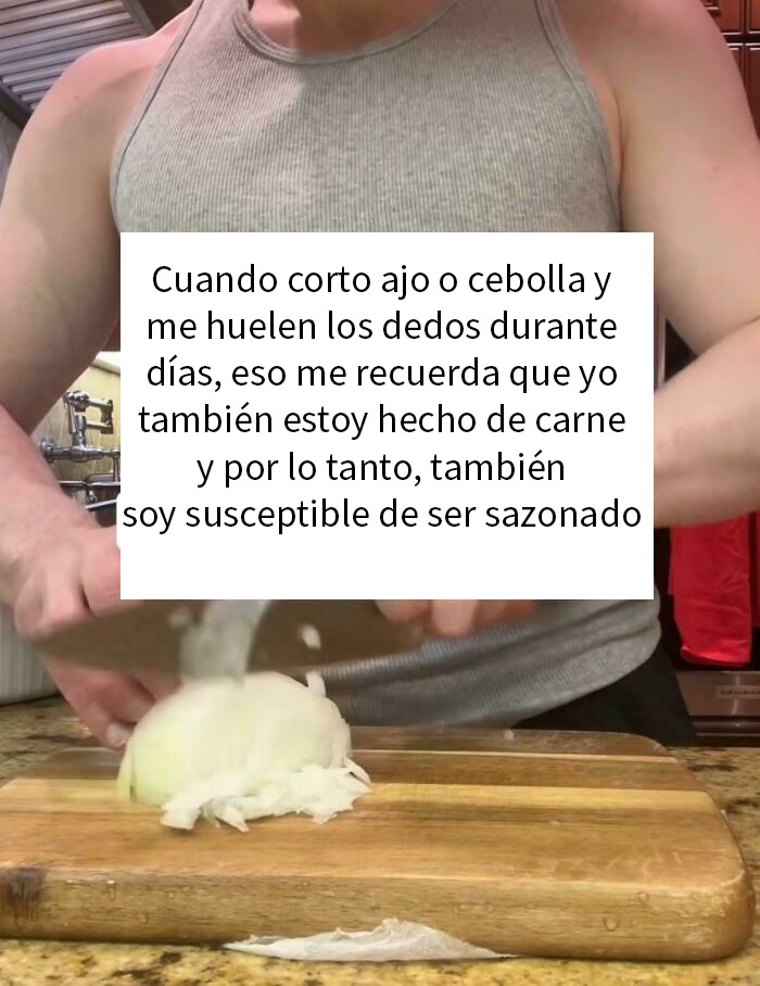 Hombre cortando cebolla en la cocina con texto divertido sobre olor a ajo y cebolla en los dedos en captura graciosa.