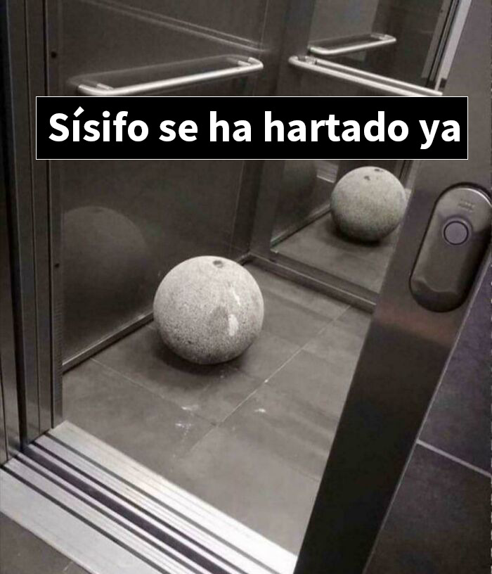 Bola de piedra en un ascensor reflejada en espejo, imagen divertida y sorprendente de screenshots graciosos.
