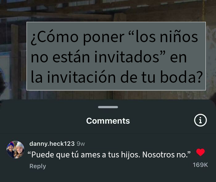 Comentario ingenioso en redes sociales sobre cómo decir que no se invita a niños en una invitación de boda.