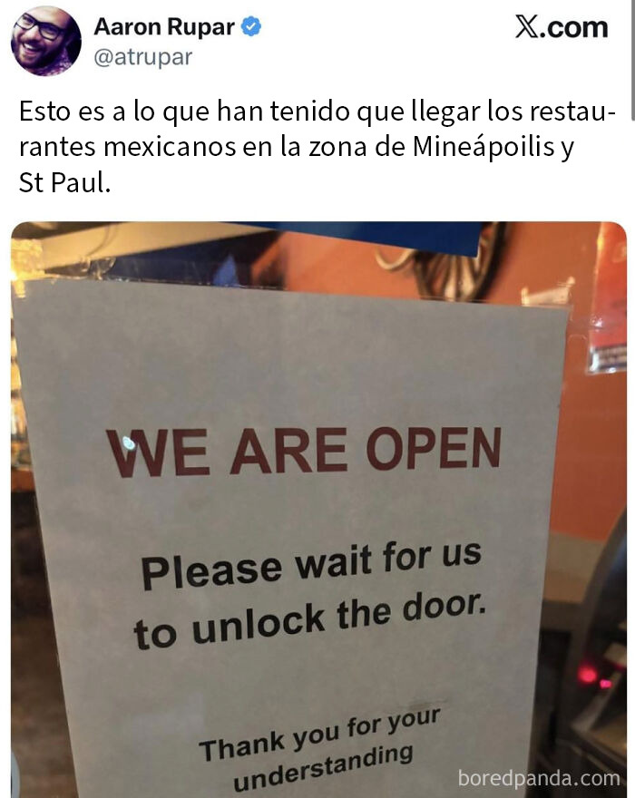 Señal en restaurante mexicano en Estados Unidos que muestra aspecto de una pesadilla distópica inquietante.